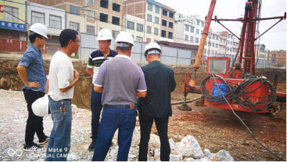 麒麟區住建局檢查組到水石公路施工現場(chǎng)檢查指導工作